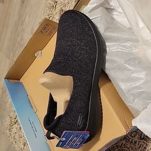 Skechers memory foam comfort stretch tennis shoe 9 NEW